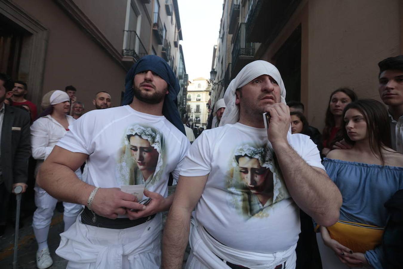 El blanco y el morado rinden tributo a Nuestro Padre Jesús de las Tres Caídas y Nuestra Señora del Rosario