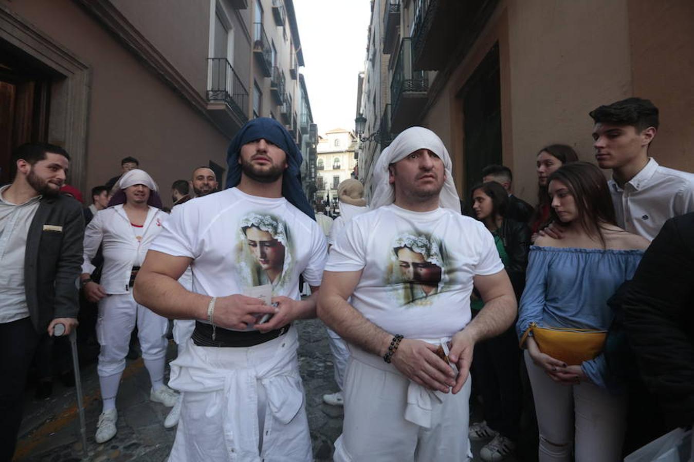 El blanco y el morado rinden tributo a Nuestro Padre Jesús de las Tres Caídas y Nuestra Señora del Rosario