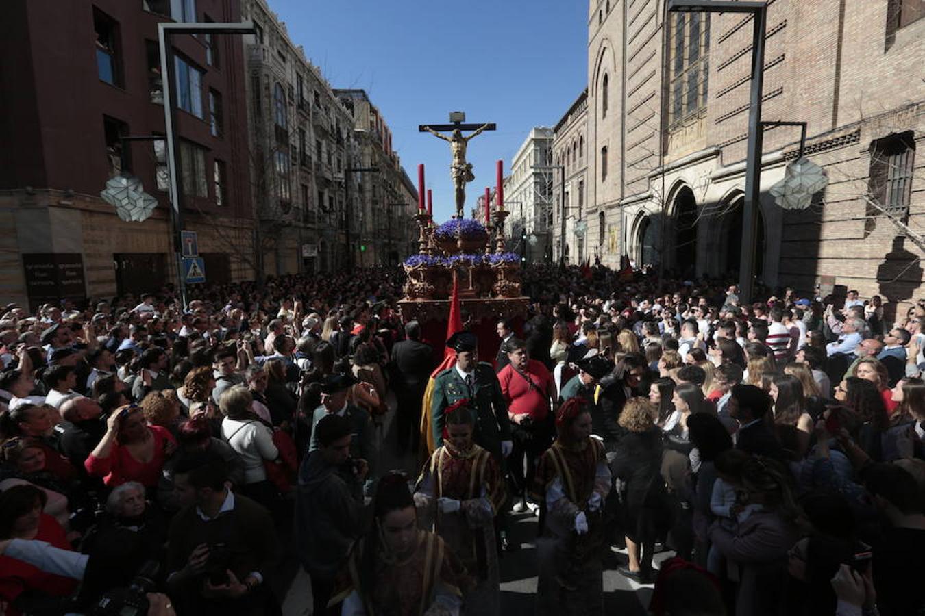 El Cristo del Consuelo y María Santísima del Sacromonte atraviesa la ciudad para llegar al Sacromonte entre hogueras y cantes