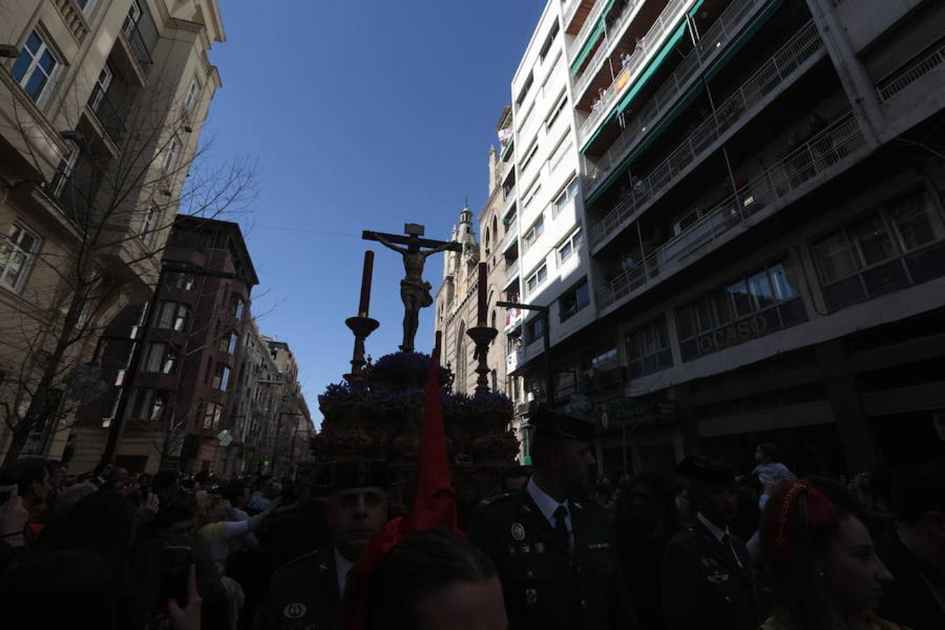 El Cristo del Consuelo y María Santísima del Sacromonte atraviesa la ciudad para llegar al Sacromonte entre hogueras y cantes