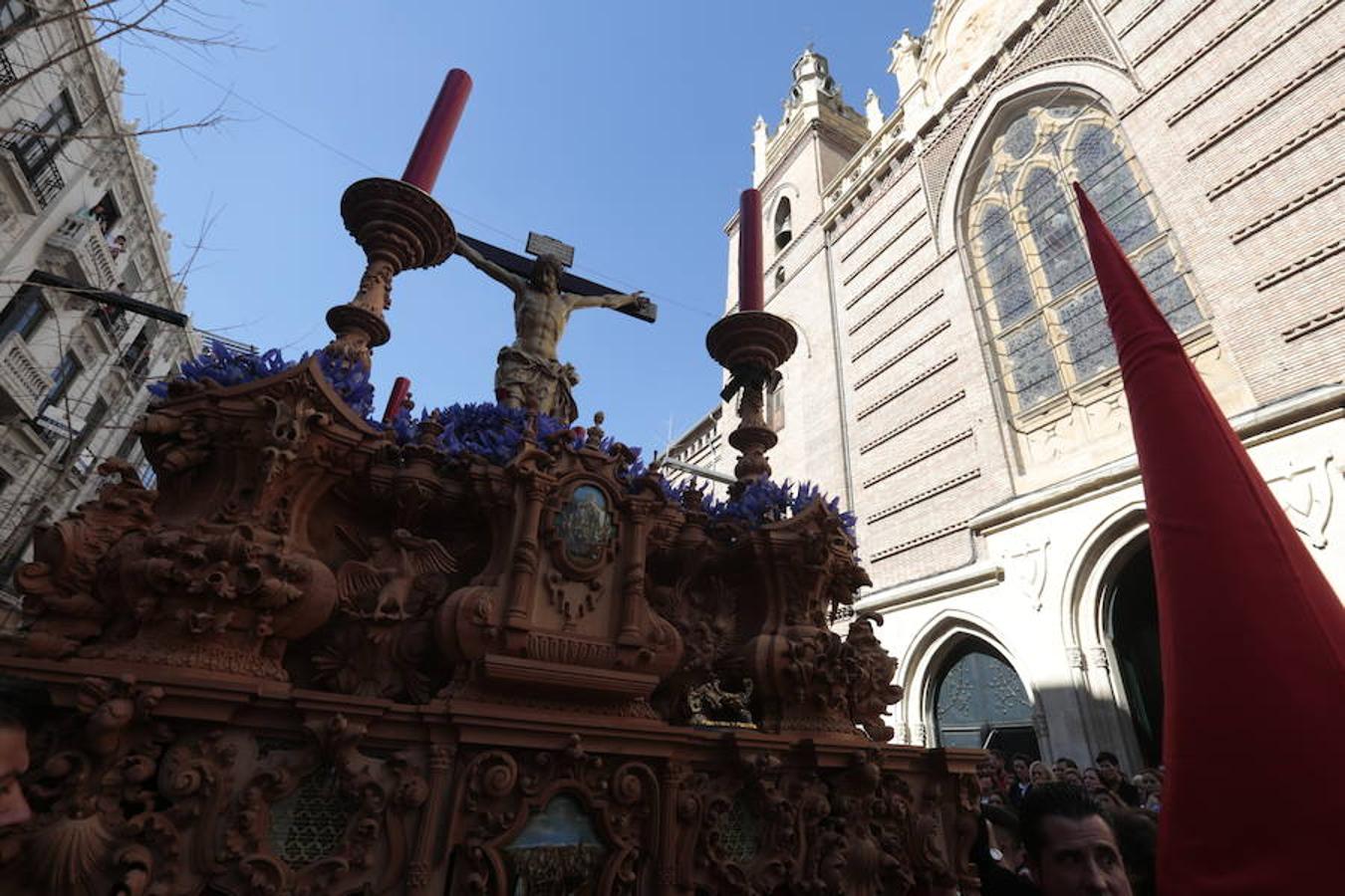 El Cristo del Consuelo y María Santísima del Sacromonte atraviesa la ciudad para llegar al Sacromonte entre hogueras y cantes