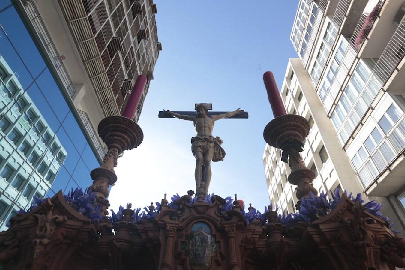 El Cristo del Consuelo y María Santísima del Sacromonte atraviesan la ciudad para llegar al Sacromonte entre hogueras y cantes