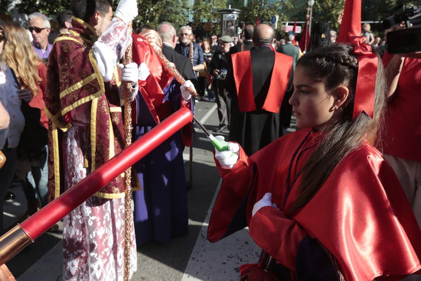 El Cristo del Consuelo y María Santísima del Sacromonte atraviesan la ciudad para llegar al Sacromonte entre hogueras y cantes