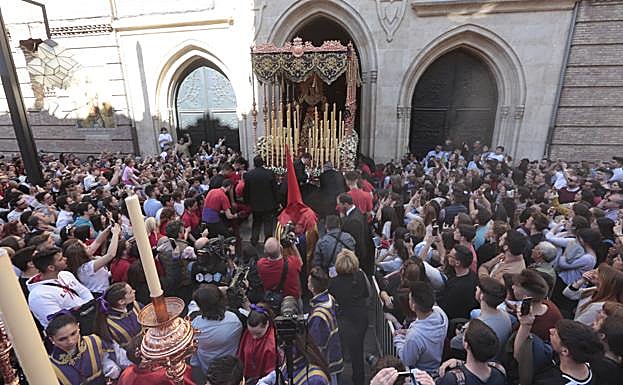 Una multitud arropa al Cristo de los Gitanos y a la Virgen del Sacromonte
