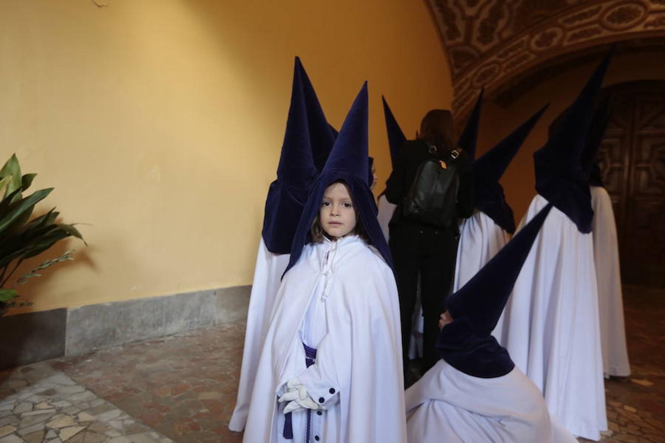 El blanco y el morado rinden tributo a Nuestro Padre Jesús de las Tres Caídas y Nuestra Señora del Rosario