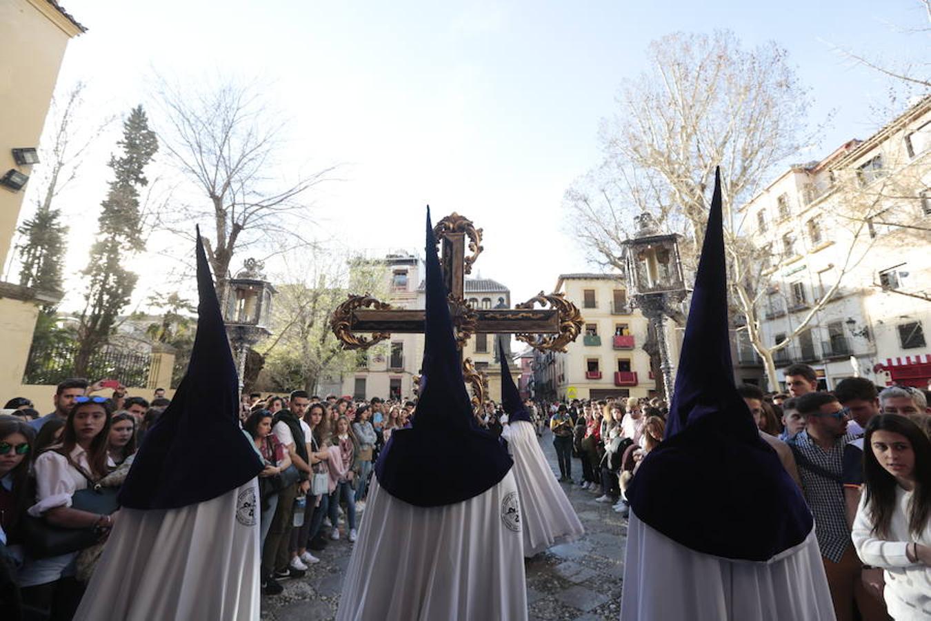 El blanco y el morado rinden tributo a Nuestro Padre Jesús de las Tres Caídas y Nuestra Señora del Rosario