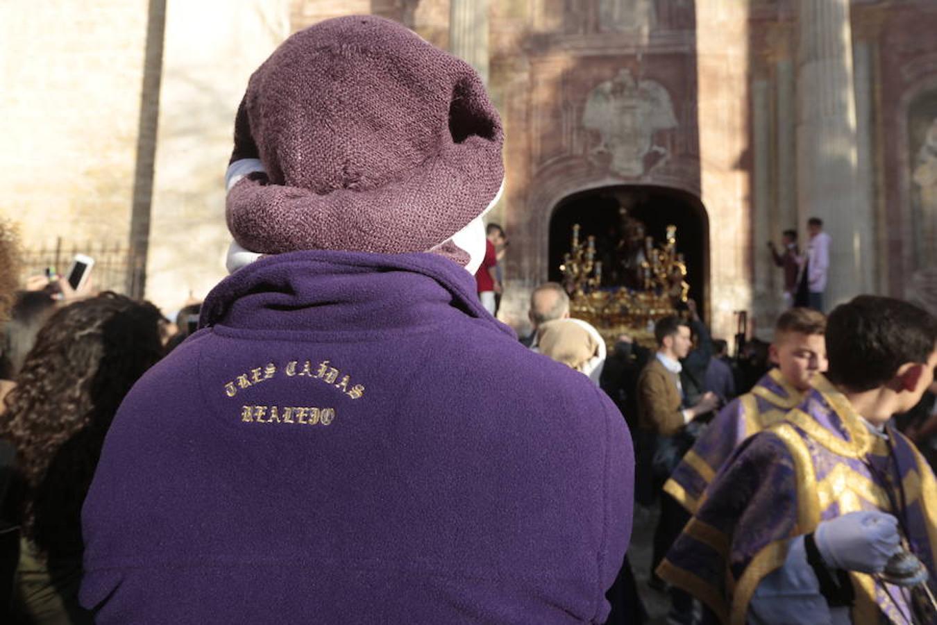 El blanco y el morado rinden tributo a Nuestro Padre Jesús de las Tres Caídas y Nuestra Señora del Rosario