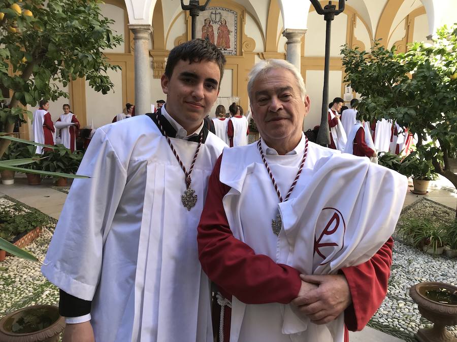 Nuestro Señor de la Meditación y María Santísima de los Remedios desfilan desde la plaza de la Universidad dejando bellas estampas por las zonas más céntricas de Granada