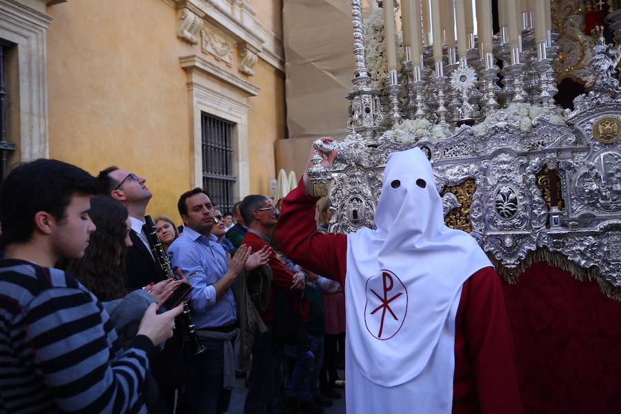 Nuestro Señor de la Meditación y María Santísima de los Remedios desfilan desde la plaza de la Universidad dejando bellas estampas por las zonas más céntricas de Granada