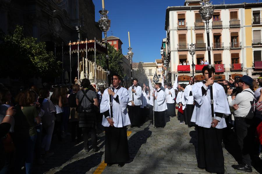 Nuestro Señor de la Meditación y María Santísima de los Remedios desfilan desde la plaza de la Universidad dejando bellas estampas por las zonas más céntricas de Granada