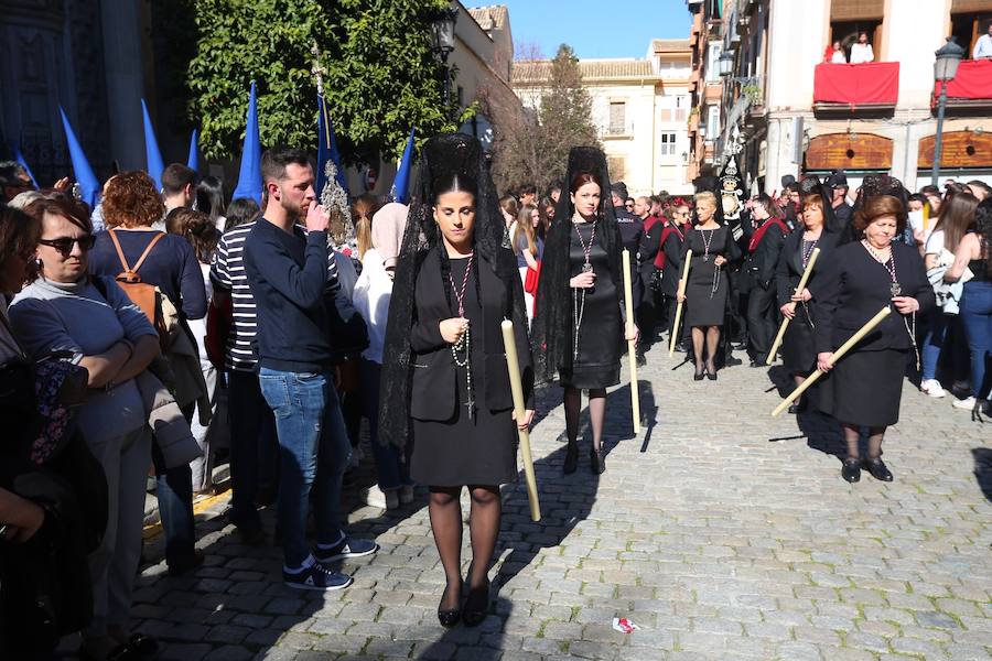 Nuestro Señor de la Meditación y María Santísima de los Remedios desfilan desde la plaza de la Universidad dejando bellas estampas por las zonas más céntricas de Granada