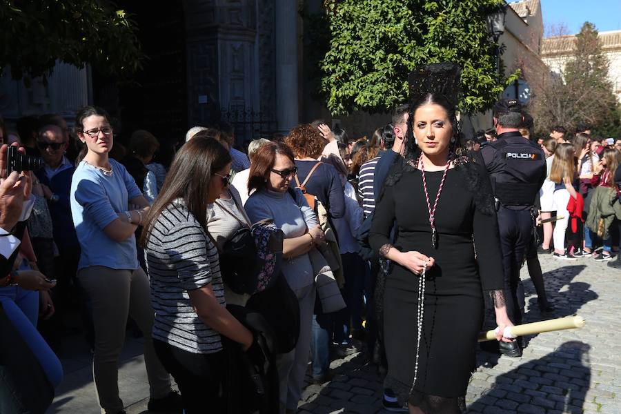 Nuestro Señor de la Meditación y María Santísima de los Remedios desfilan desde la plaza de la Universidad dejando bellas estampas por las zonas más céntricas de Granada