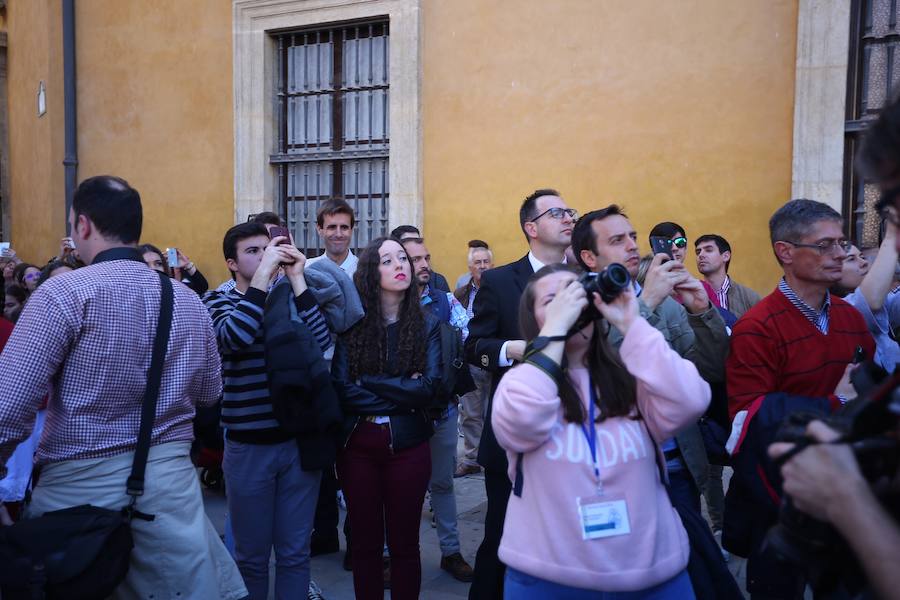 Nuestro Señor de la Meditación y María Santísima de los Remedios desfilan desde la plaza de la Universidad dejando bellas estampas por las zonas más céntricas de Granada