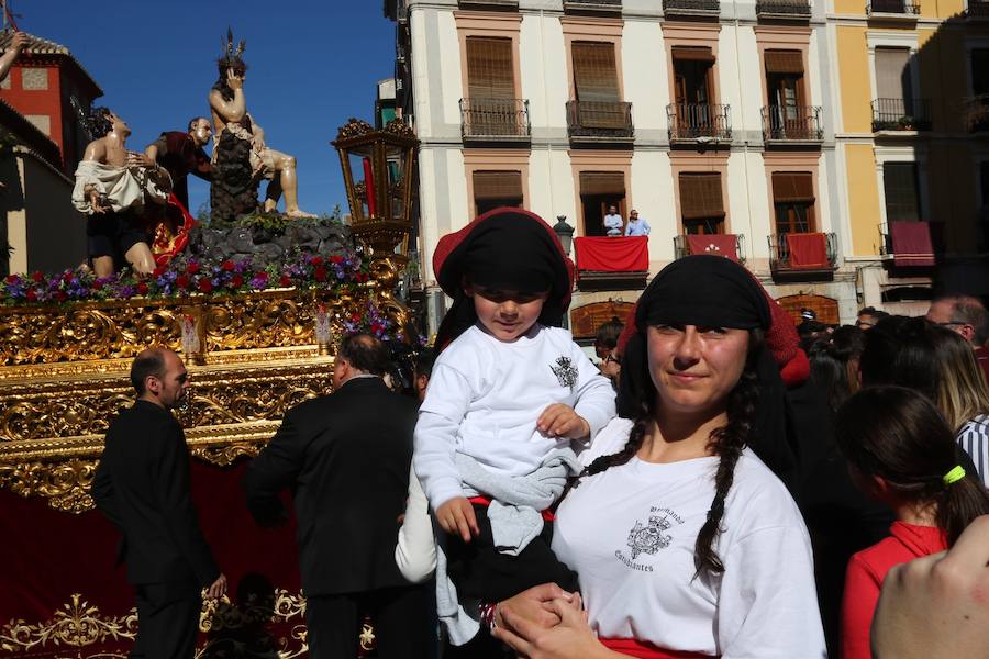 Nuestro Señor de la Meditación y María Santísima de los Remedios desfilan desde la plaza de la Universidad dejando bellas estampas por las zonas más céntricas de Granada