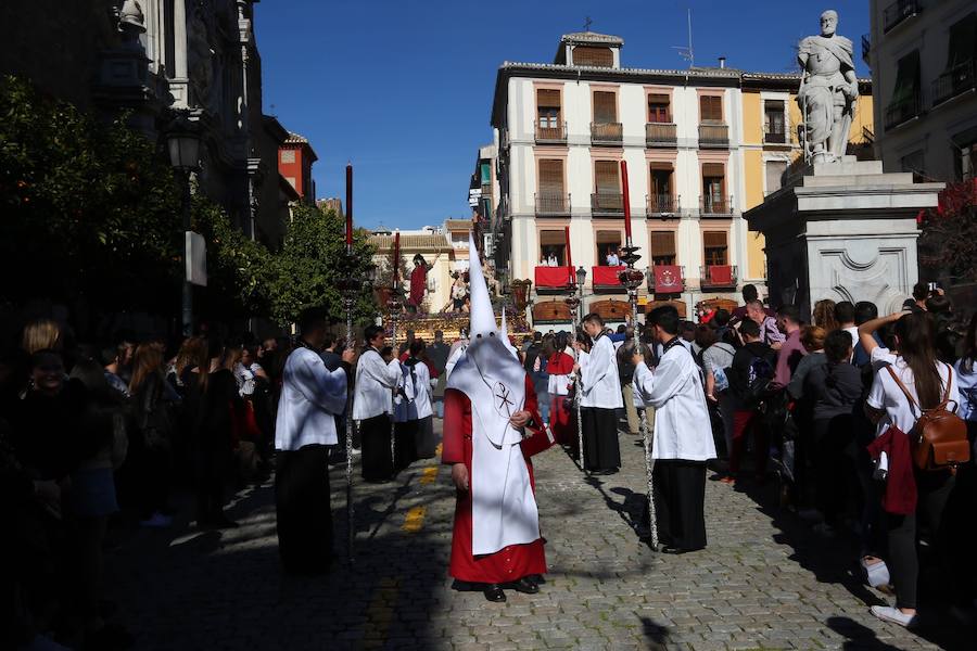 Nuestro Señor de la Meditación y María Santísima de los Remedios desfilan desde la plaza de la Universidad dejando bellas estampas por las zonas más céntricas de Granada