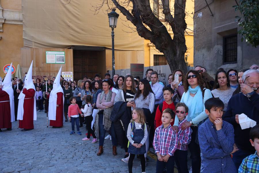 Nuestro Señor de la Meditación y María Santísima de los Remedios desfilan desde la plaza de la Universidad dejando bellas estampas por las zonas más céntricas de Granada