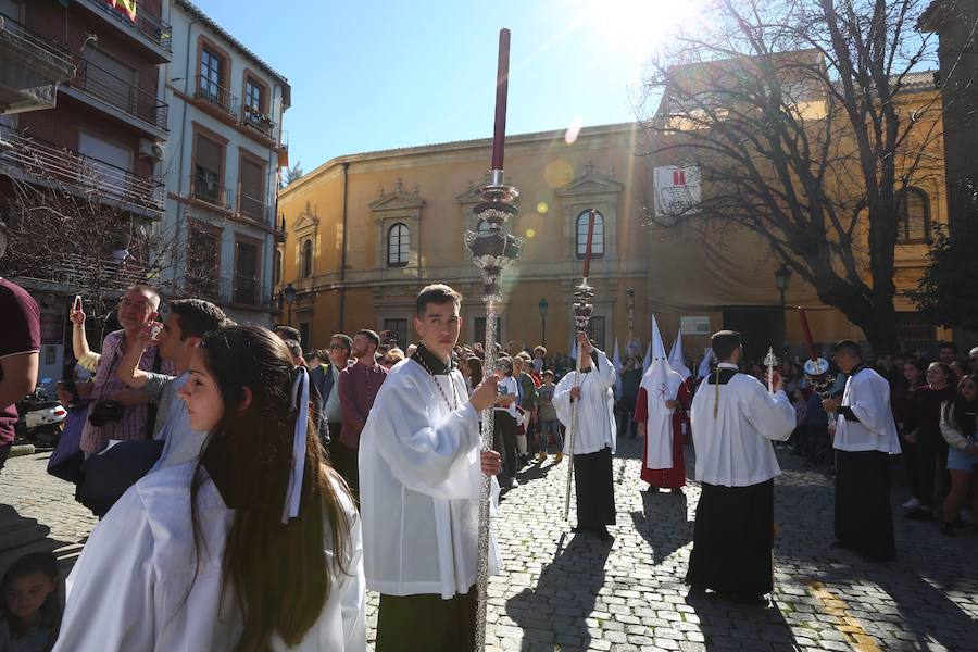 Nuestro Señor de la Meditación y María Santísima de los Remedios desfilan desde la plaza de la Universidad dejando bellas estampas por las zonas más céntricas de Granada