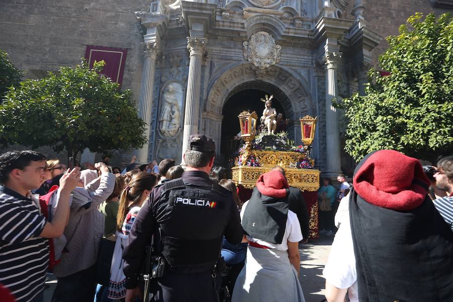 Nuestro Señor de la Meditación y María Santísima de los Remedios desfilan desde la plaza de la Universidad dejando bellas estampas por las zonas más céntricas de Granada