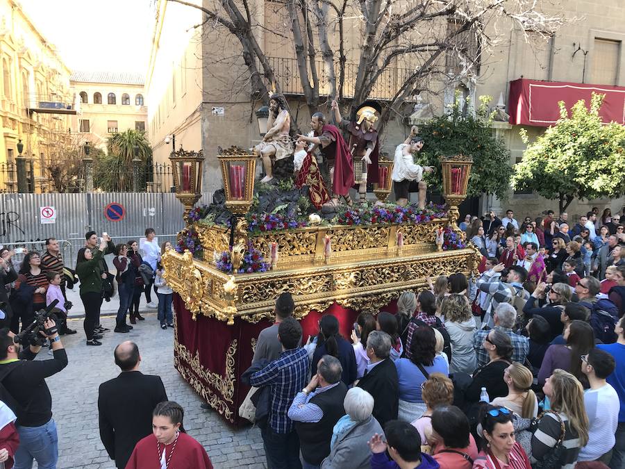 Nuestro Señor de la Meditación y María Santísima de los Remedios desfilan desde la plaza de la Universidad dejando bellas estampas por las zonas más céntricas de Granada