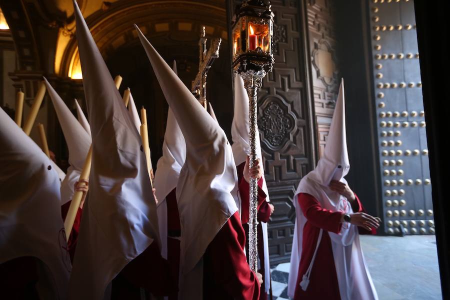 Nuestro Señor de la Meditación y María Santísima de los Remedios desfilan desde la plaza de la Universidad dejando bellas estampas por las zonas más céntricas de Granada