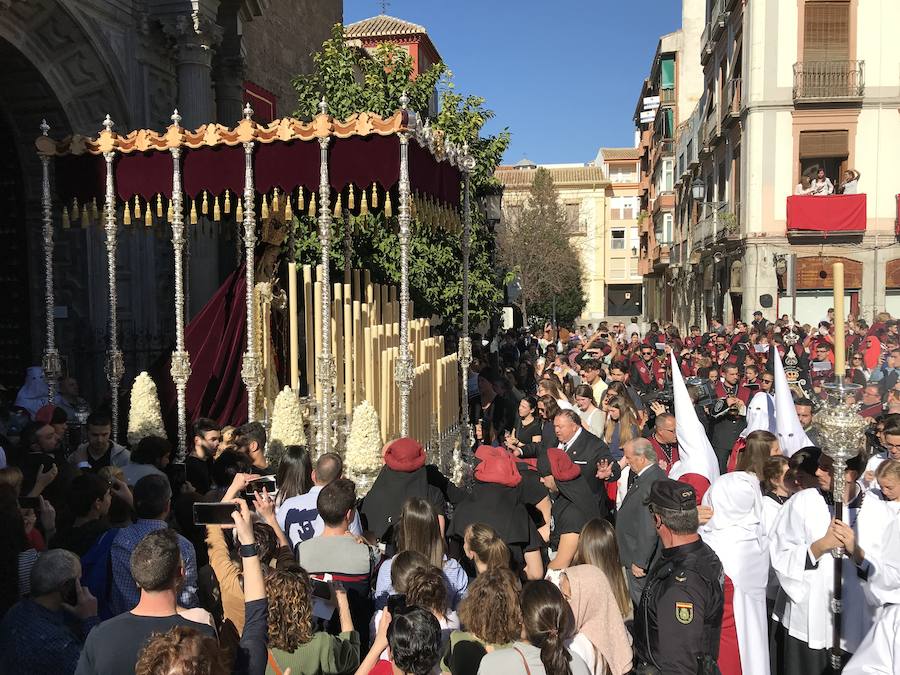 Nuestro Señor de la Meditación y María Santísima de los Remedios desfilan desde la plaza de la Universidad dejando bellas estampas por las zonas más céntricas de Granada