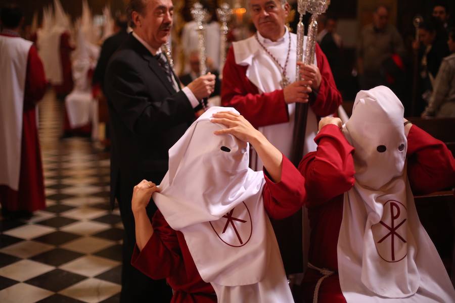 Nuestro Señor de la Meditación y María Santísima de los Remedios desfilan desde la plaza de la Universidad dejando bellas estampas por las zonas más céntricas de Granada