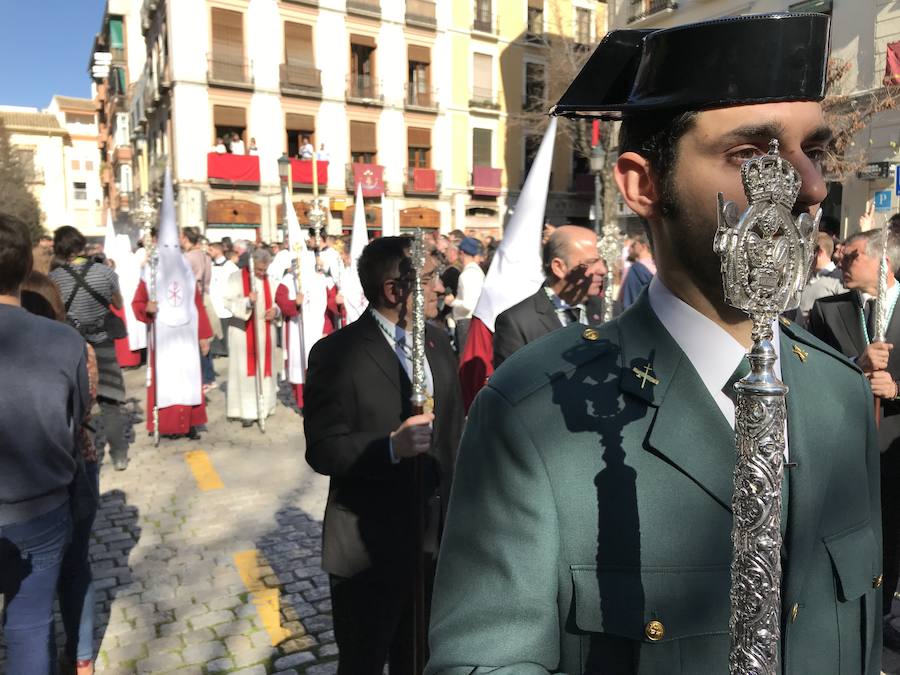 Nuestro Señor de la Meditación y María Santísima de los Remedios desfilan desde la plaza de la Universidad dejando bellas estampas por las zonas más céntricas de Granada