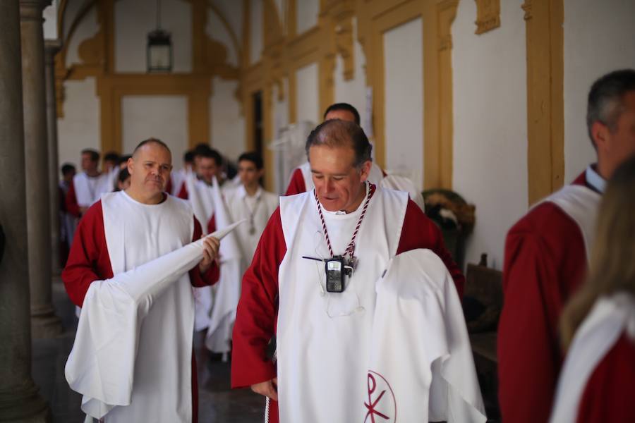 Nuestro Señor de la Meditación y María Santísima de los Remedios desfilan desde la plaza de la Universidad dejando bellas estampas por las zonas más céntricas de Granada