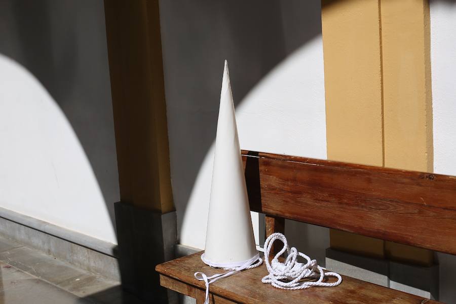 Nuestro Señor de la Meditación y María Santísima de los Remedios desfilan desde la plaza de la Universidad dejando bellas estampas por las zonas más céntricas de Granada