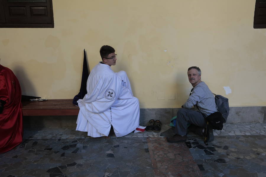 El blanco y el morado rinden tributo a Nuestro Padre Jesús de las Tres Caídas y Nuestra Señora del Rosario