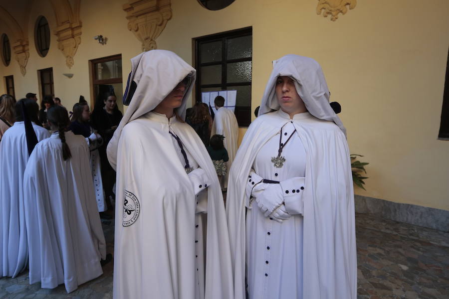 El blanco y el morado rinden tributo a Nuestro Padre Jesús de las Tres Caídas y Nuestra Señora del Rosario