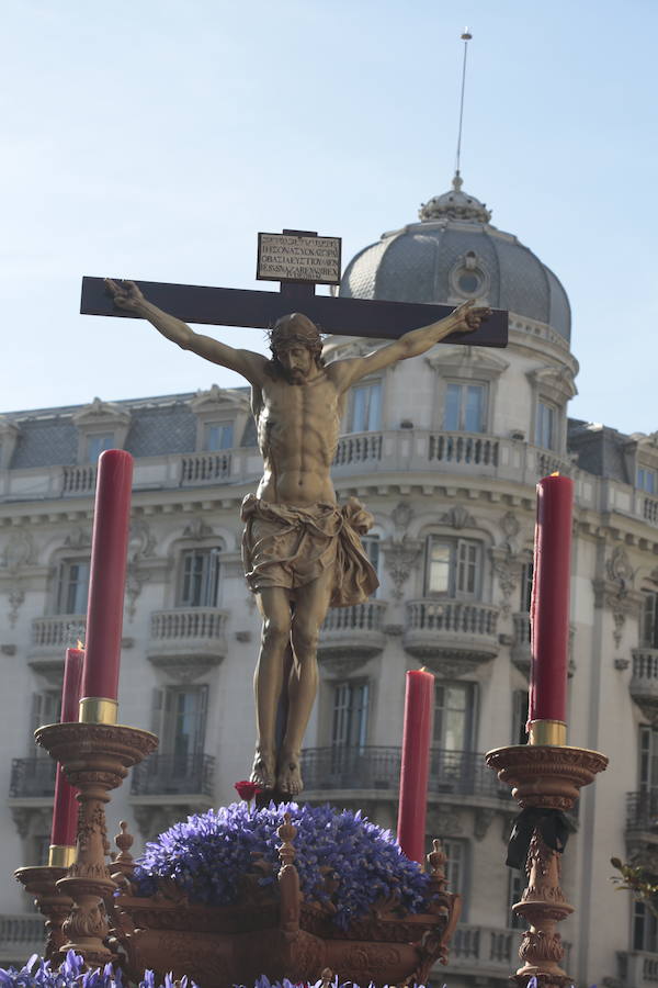 El Cristo del Consuelo y María Santísima del Sacromonte atraviesan la ciudad para llegar al Sacromonte entre hogueras y cantes