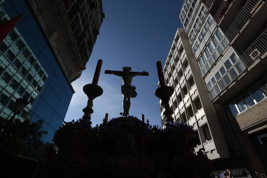 El Cristo del Consuelo y María Santísima del Sacromonte atraviesan la ciudad para llegar al Sacromonte entre hogueras y cantes