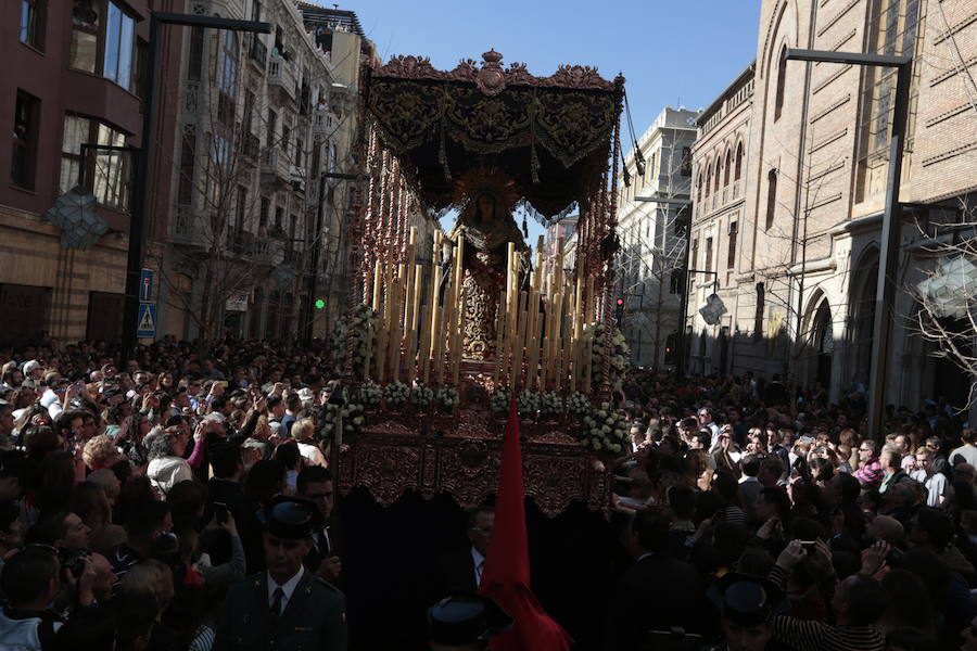 El Cristo del Consuelo y María Santísima del Sacromonte atraviesan la ciudad para llegar al Sacromonte entre hogueras y cantes