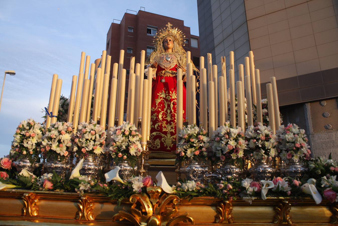 El fuerte viento está desluciendo los desfiles del Jueves Santo