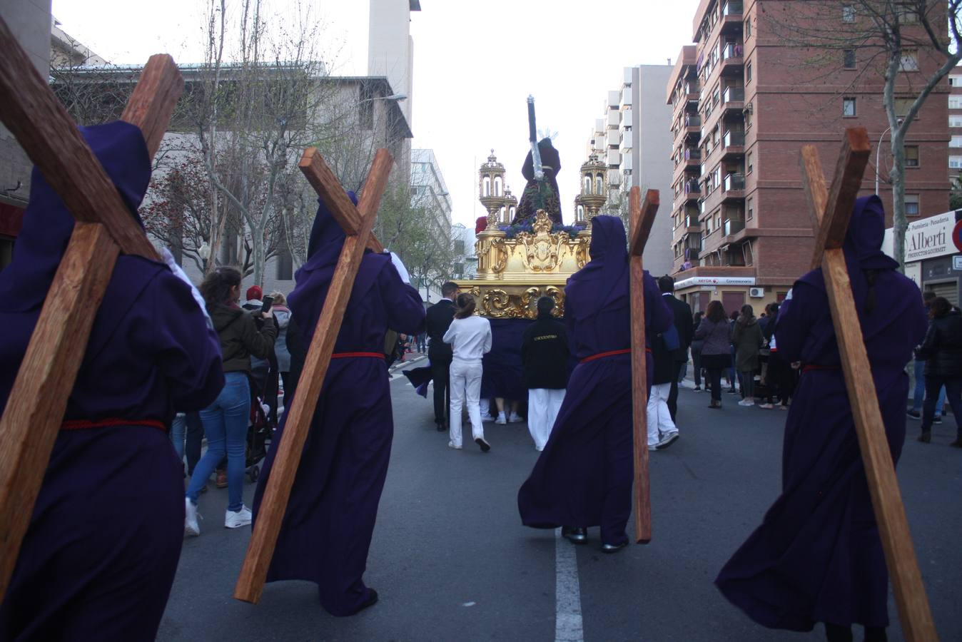 El fuerte viento está desluciendo los desfiles del Jueves Santo