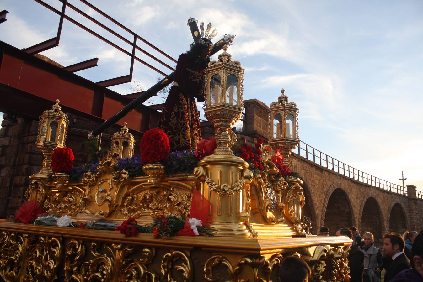 El fuerte viento está desluciendo los desfiles del Jueves Santo