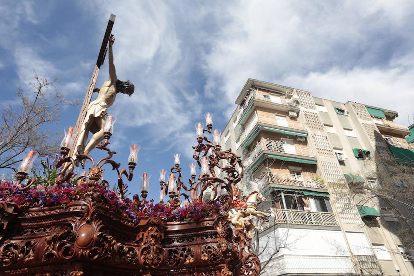 La Real Cofradía de Penitencia del Santísimo Cristo de la Redención y Nuestra Señora de la Salud recorre el Zaidín entre vítores 