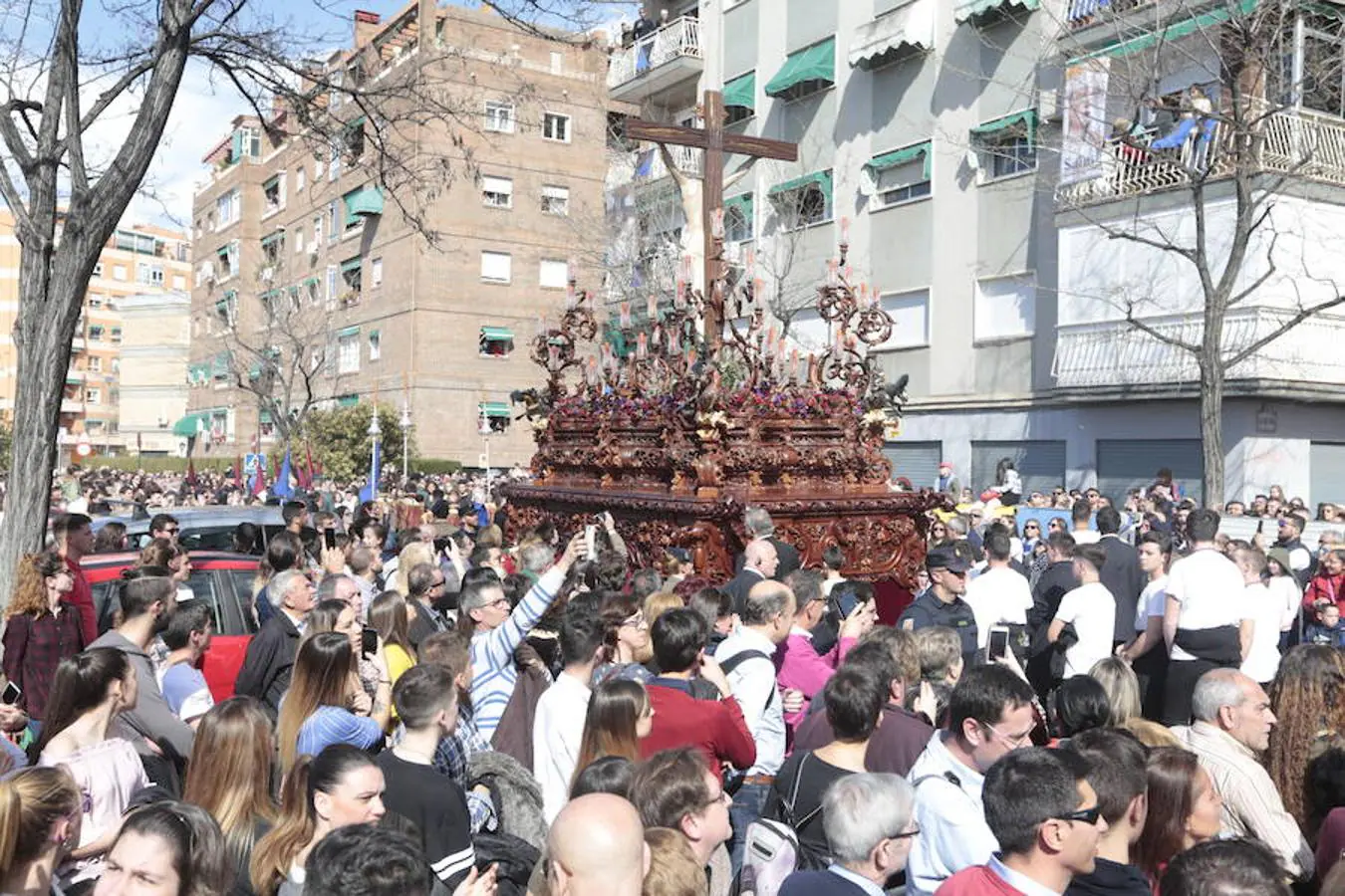 La Real Cofradía de Penitencia del Santísimo Cristo de la Redención y Nuestra Señora de la Salud recorre el Zaidín entre vítores 