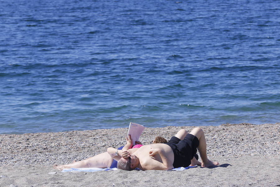 Las playas granadinas ya han estrenado la temporada con los primeros bañistas. A pesar de los estragos del pasado temporal, se han mejorado las expectativas. 