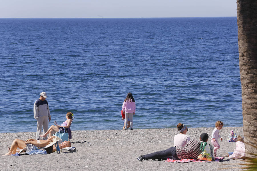 Las playas granadinas ya han estrenado la temporada con los primeros bañistas. A pesar de los estragos del pasado temporal, se han mejorado las expectativas. 