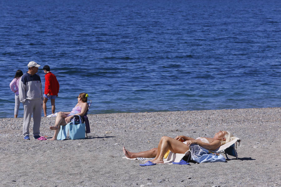 Las playas granadinas ya han estrenado la temporada con los primeros bañistas. A pesar de los estragos del pasado temporal, se han mejorado las expectativas. 