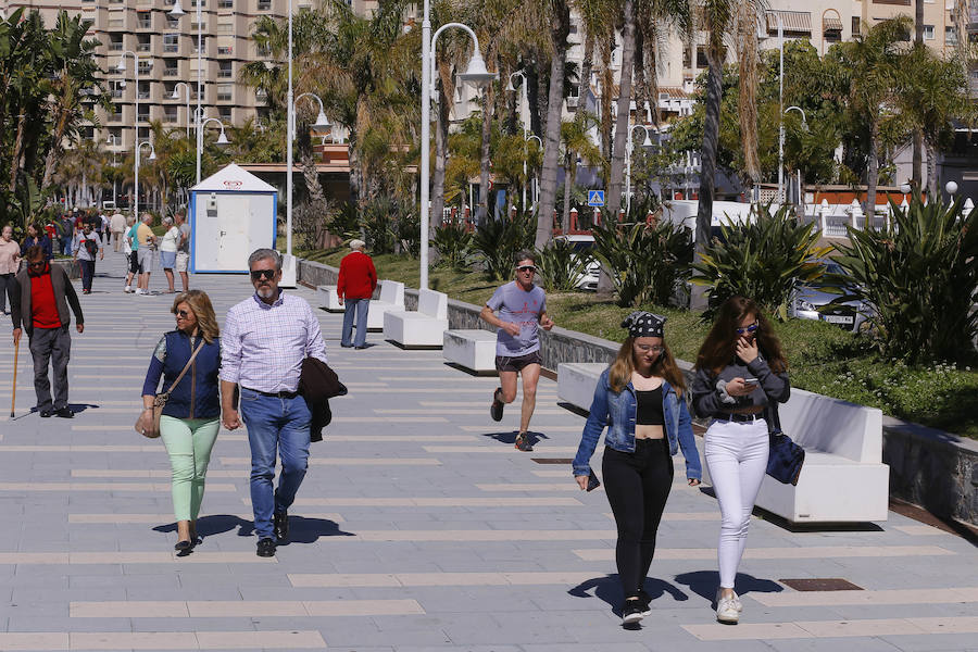 Las playas granadinas ya han estrenado la temporada con los primeros bañistas. A pesar de los estragos del pasado temporal, se han mejorado las expectativas. 