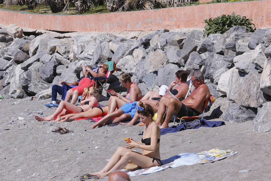 Las playas granadinas ya han estrenado la temporada con los primeros bañistas. A pesar de los estragos del pasado temporal, se han mejorado las expectativas. 
