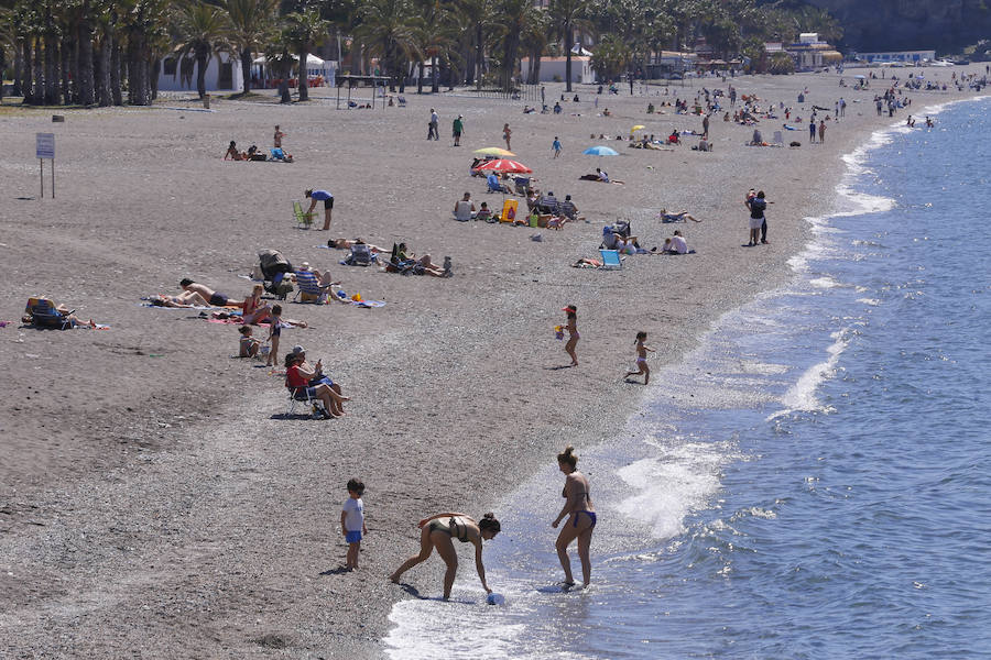 Las playas granadinas ya han estrenado la temporada con los primeros bañistas. A pesar de los estragos del pasado temporal, se han mejorado las expectativas. 