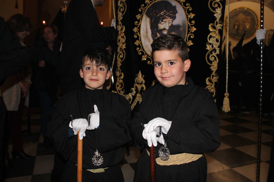 La cofradía del Cristo de la Expiración procesiona de madrugada por el centro sexitano