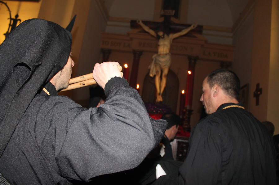 La cofradía del Cristo de la Expiración procesiona de madrugada por el centro sexitano