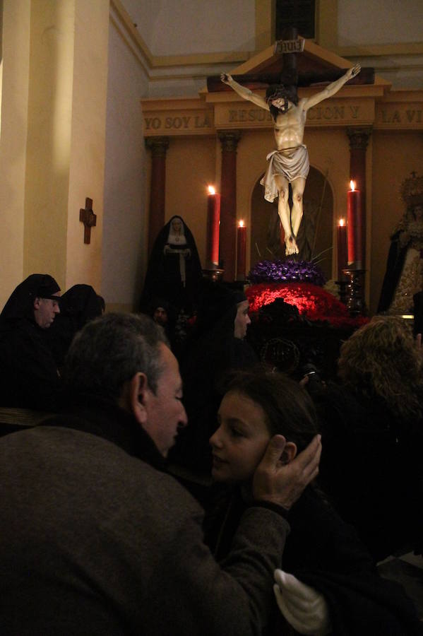 La cofradía del Cristo de la Expiración procesiona de madrugada por el centro sexitano