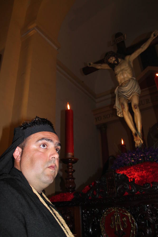 La cofradía del Cristo de la Expiración procesiona de madrugada por el centro sexitano