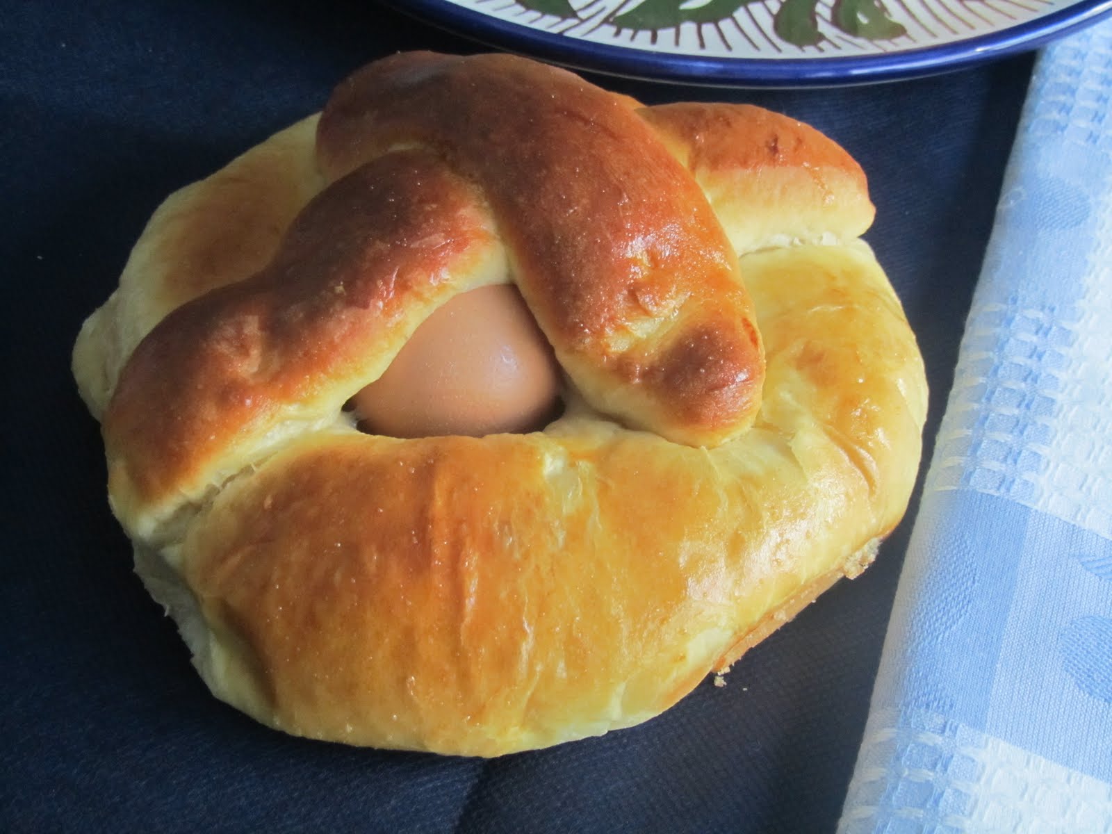 Desde hornazos, a reproducciones en miniatura de la Semana Santa, la provincia esconde tradiciones poco conocida para estos días.